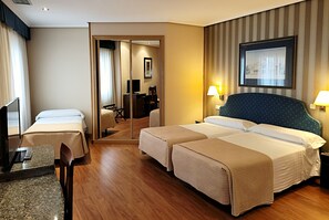 Triple Room | Minibar, in-room safe, desk, free WiFi - Hotel Imperial (Valladolid)