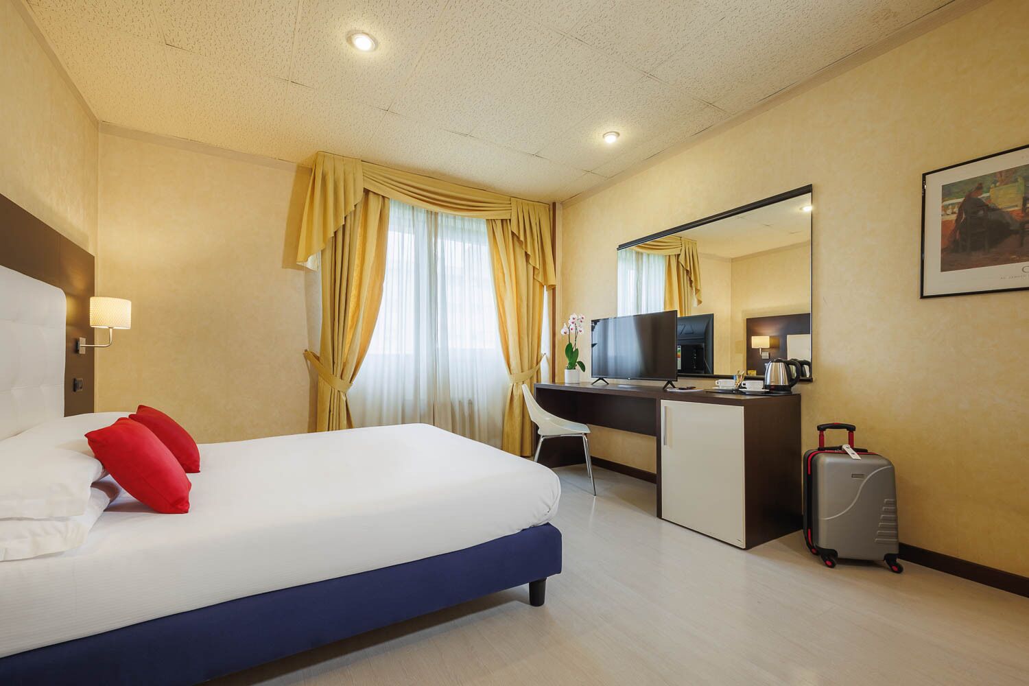 1 bedroom, down duvets, pillow-top beds, minibar