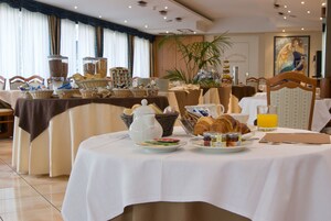 Un buffet per la colazione con diversi cibi e bevande su un tavolo.