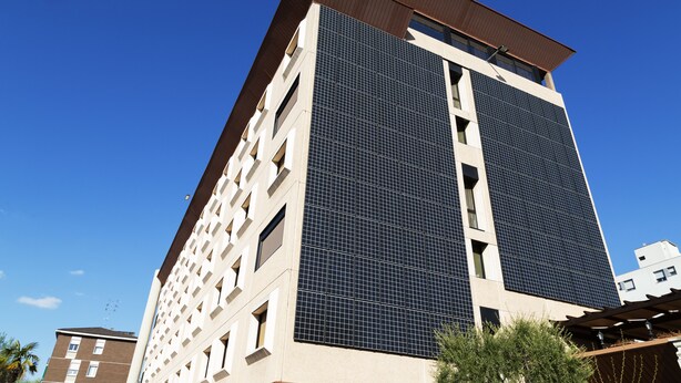 A tall building with a grid-like facade and multiple windows. - JR Hotels Bologna Amadeus (Bologna)