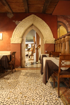 Déjeuner et dîner servis sur place