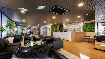 Coin salon dans le hall