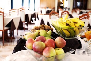 Tägliches Frühstücksbuffet (10 EUR pro Person)