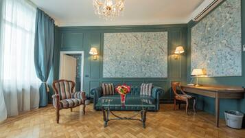 Suite, terrazzo, vista mare | 1 camera, minibar, una cassaforte in camera, una scrivania