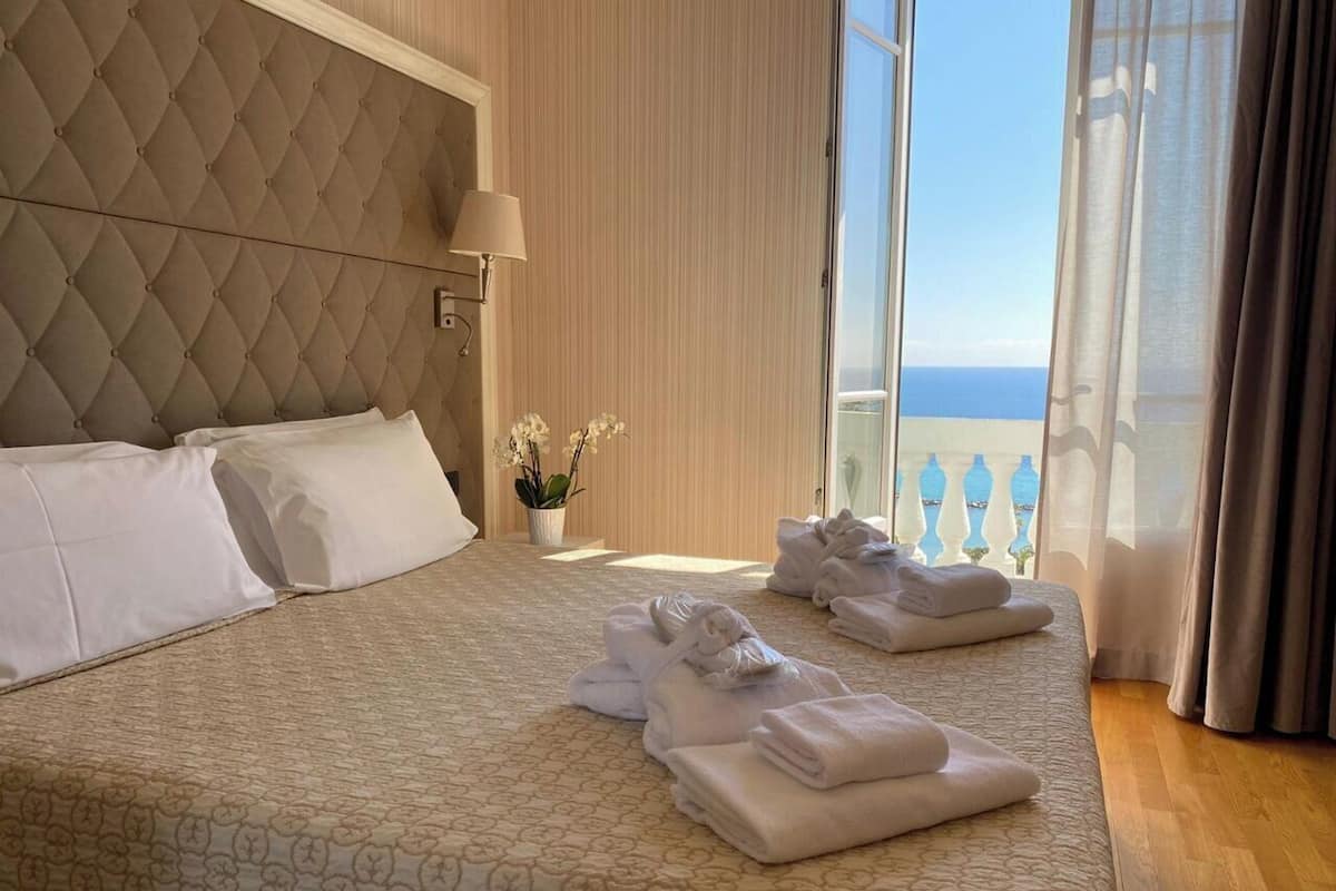 Superior Double Room, Sea View | 1 bedroom, minibar, in-room safe, desk