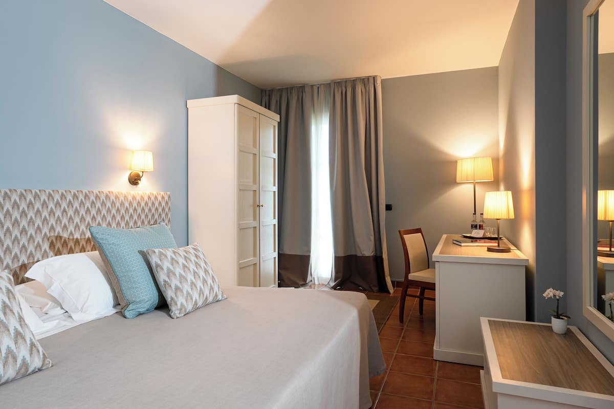 Minibar, in-room safe, desk, free cribs/infant beds