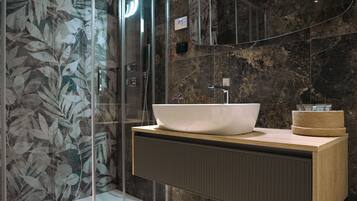 Terrace Suite | Badkamer | Gratis toiletartikelen, een haardroger, een bidet, handdoeken