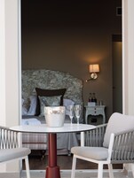 Minibar, caja fuerte, escritorio y wifi gratis