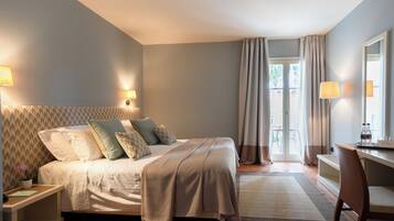 Tripla Superior, vista giardino | Minibar, una cassaforte in camera, una scrivania, Wi-Fi gratuito