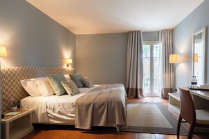 Habitación triple superior, vistas al jardín | Minibar, caja fuerte, escritorio y wifi gratis