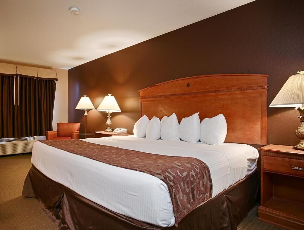 Escritorio y espacio para trabajar con laptop 