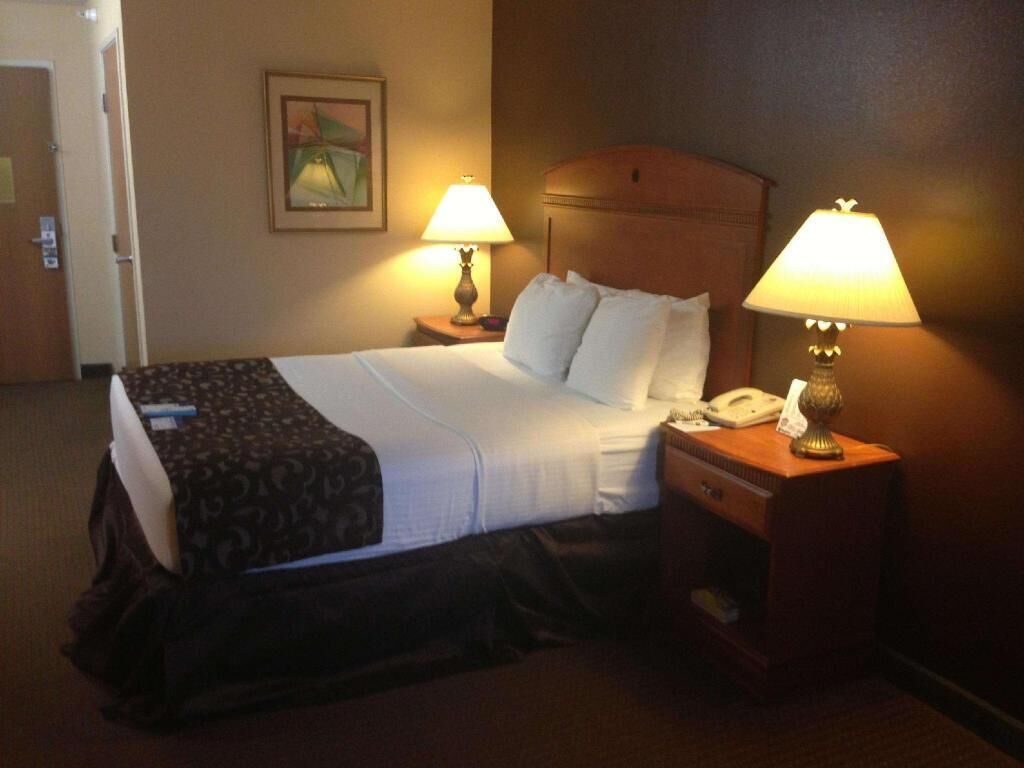 Escritorio y espacio para trabajar con laptop 