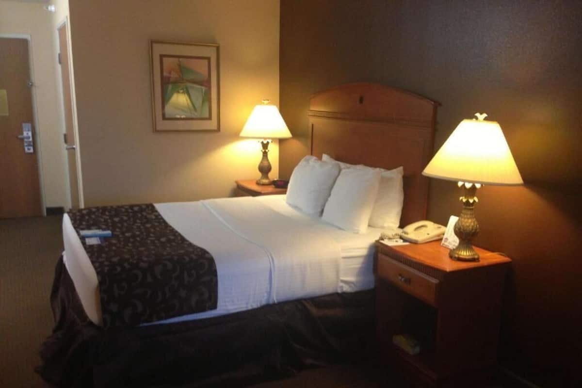 Escritorio y espacio para trabajar con laptop