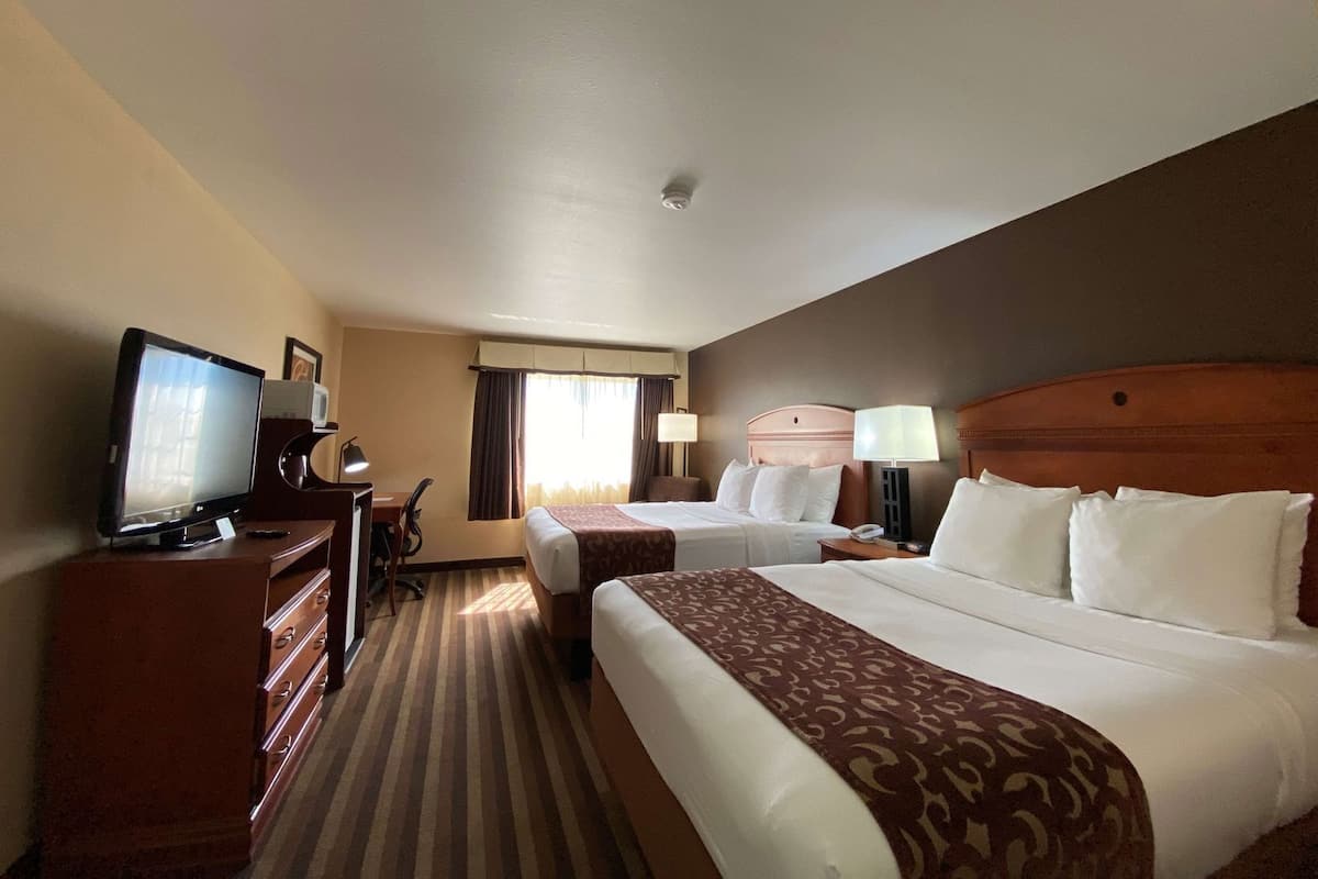 Escritorio y espacio para trabajar con laptop