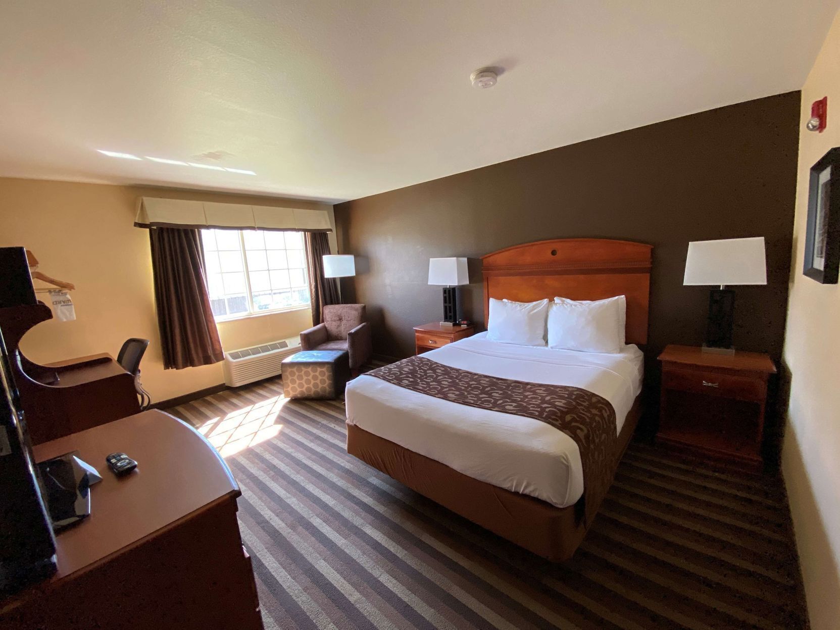 Escritorio y espacio para trabajar con laptop 