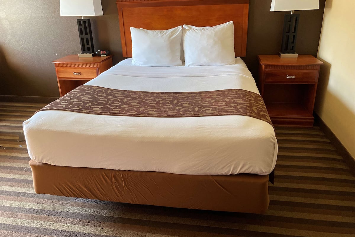Chambre Standard, 1 grand lit, accessible aux personnes à mobilité réduite, non-fumeurs | Bureau, espace de travail pour ordinateur portable