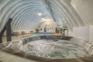 室內游泳池和室外游泳池