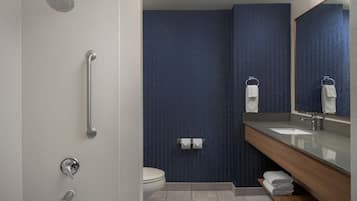 Combined shower/tub, hydromassage showerhead, free toiletries