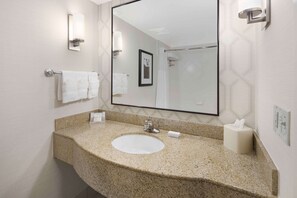 Articles de toilette gratuits, sèche-cheveux, serviettes fournies, savon