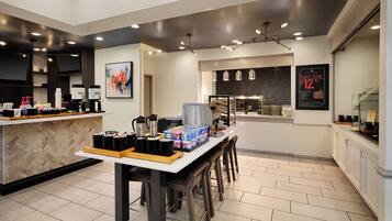 Dagelijks à-la-carte-ontbijt (USD 12.95 per persoon)