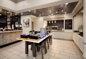 فطور مطهو حسب الطلب يوميًا بتكلفة قدرها (12.95 USD للشخص)