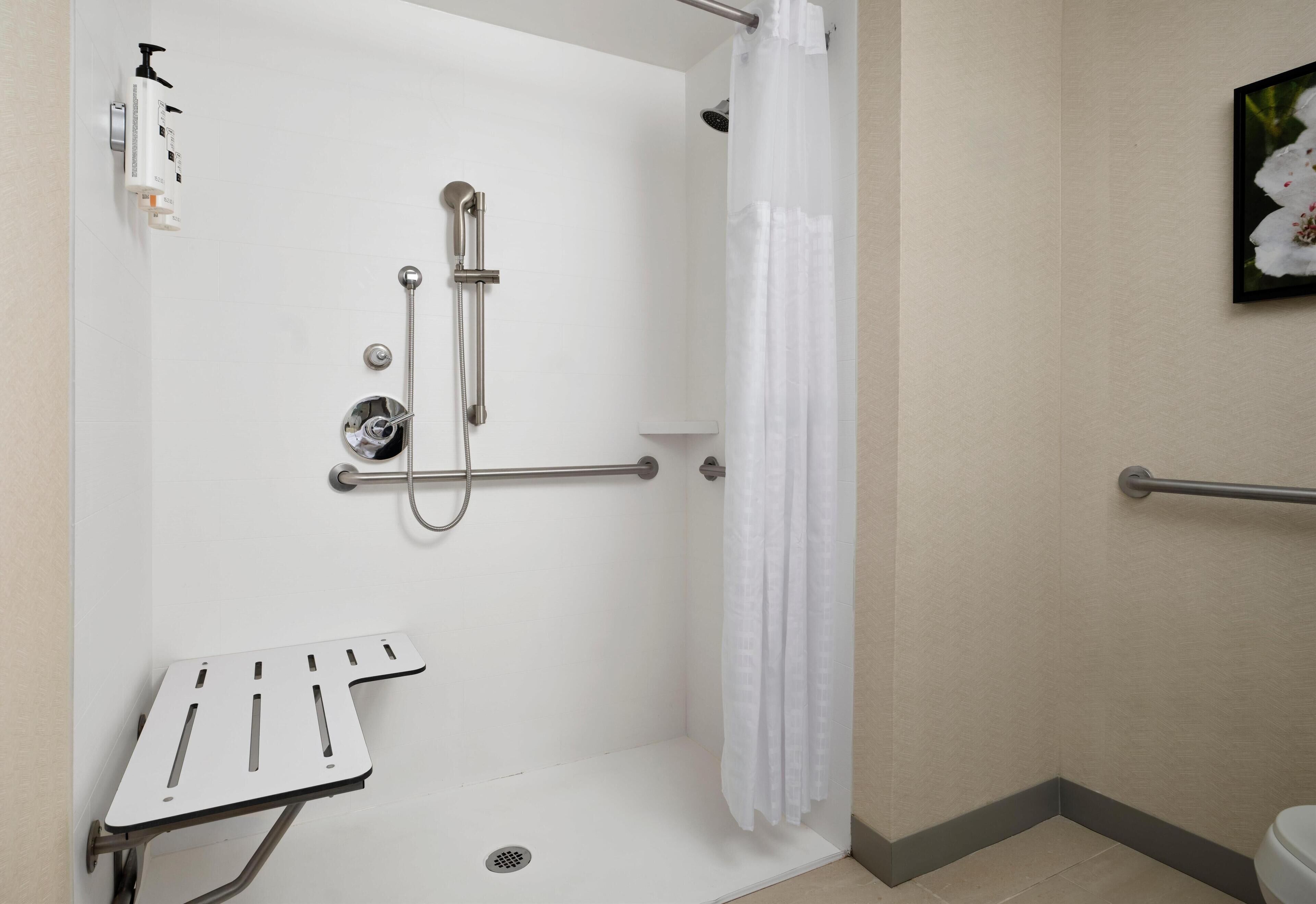 Room, 1 King Bed | Bathroom | Free toiletries, hair dryer, towels, soap