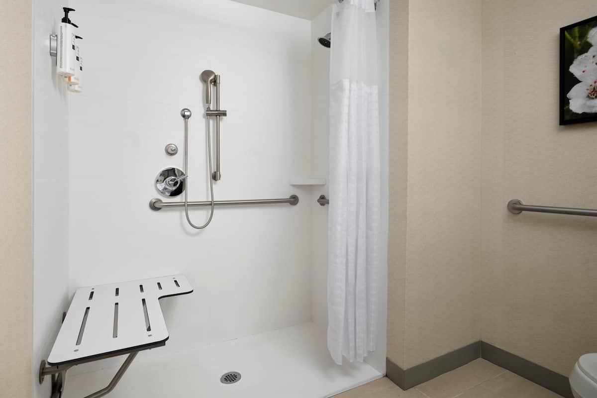 Chambre, 1 très grand lit | Salle de bain