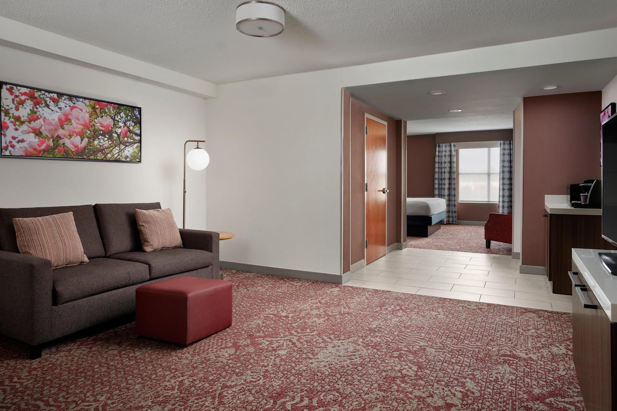 Rom | Oppholdsområde | En 37-tommers Flatskjerm-TV med kabel-kanaler samt TV