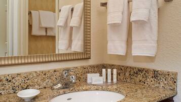 Ensemble douche/baignoire, articles de toilette gratuits, sèche-cheveux