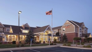 Un Residence Inn Marriott con aparcamiento y señalización accesible para personas con discapacidad.