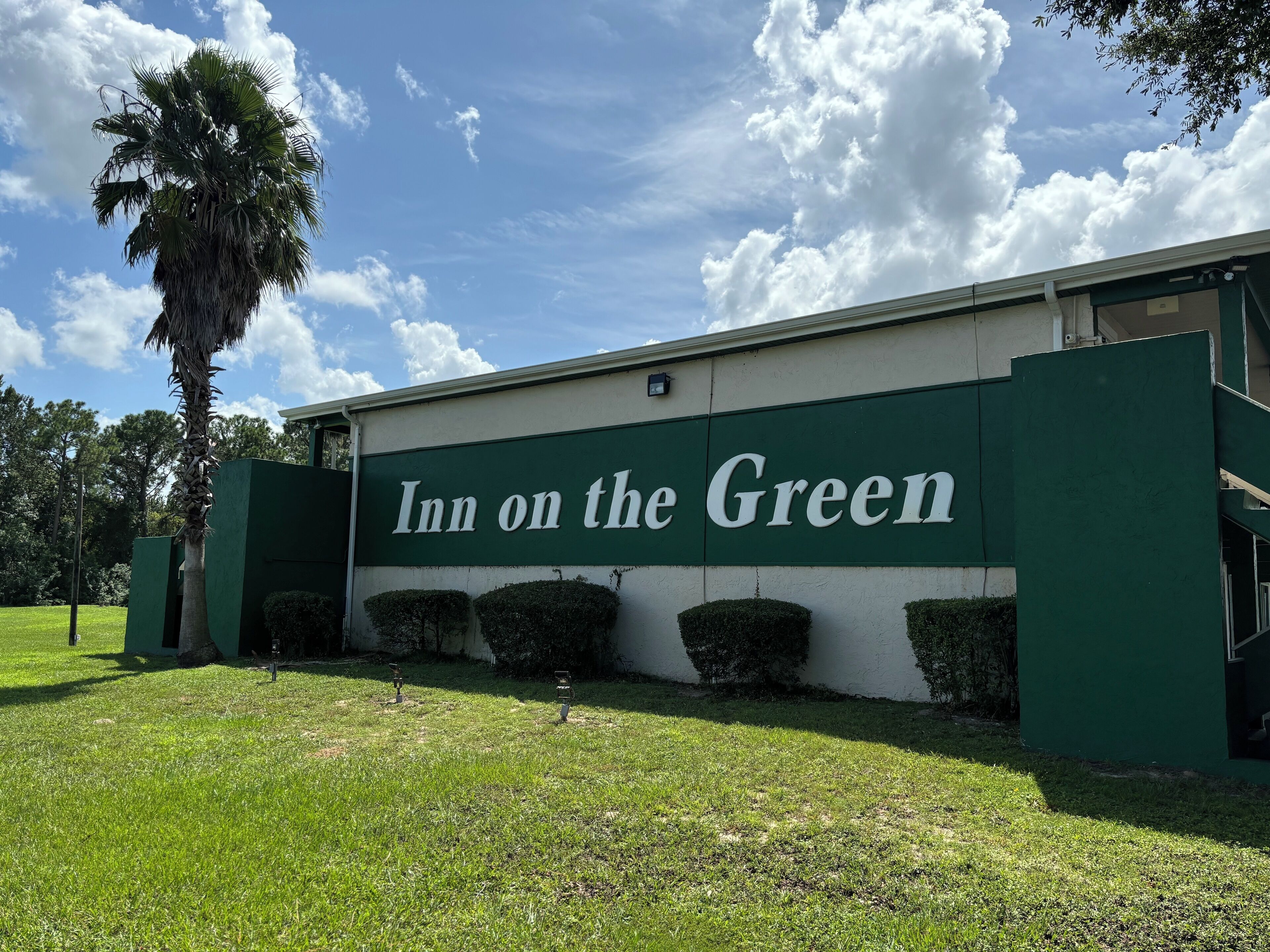 Un edificio con un cartel que dice 'Inn on the Green'.
