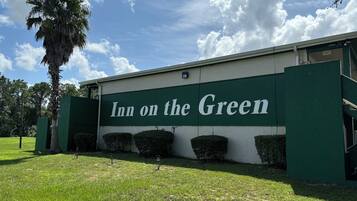 Un edificio con un cartel que dice 'Inn on the Green'.