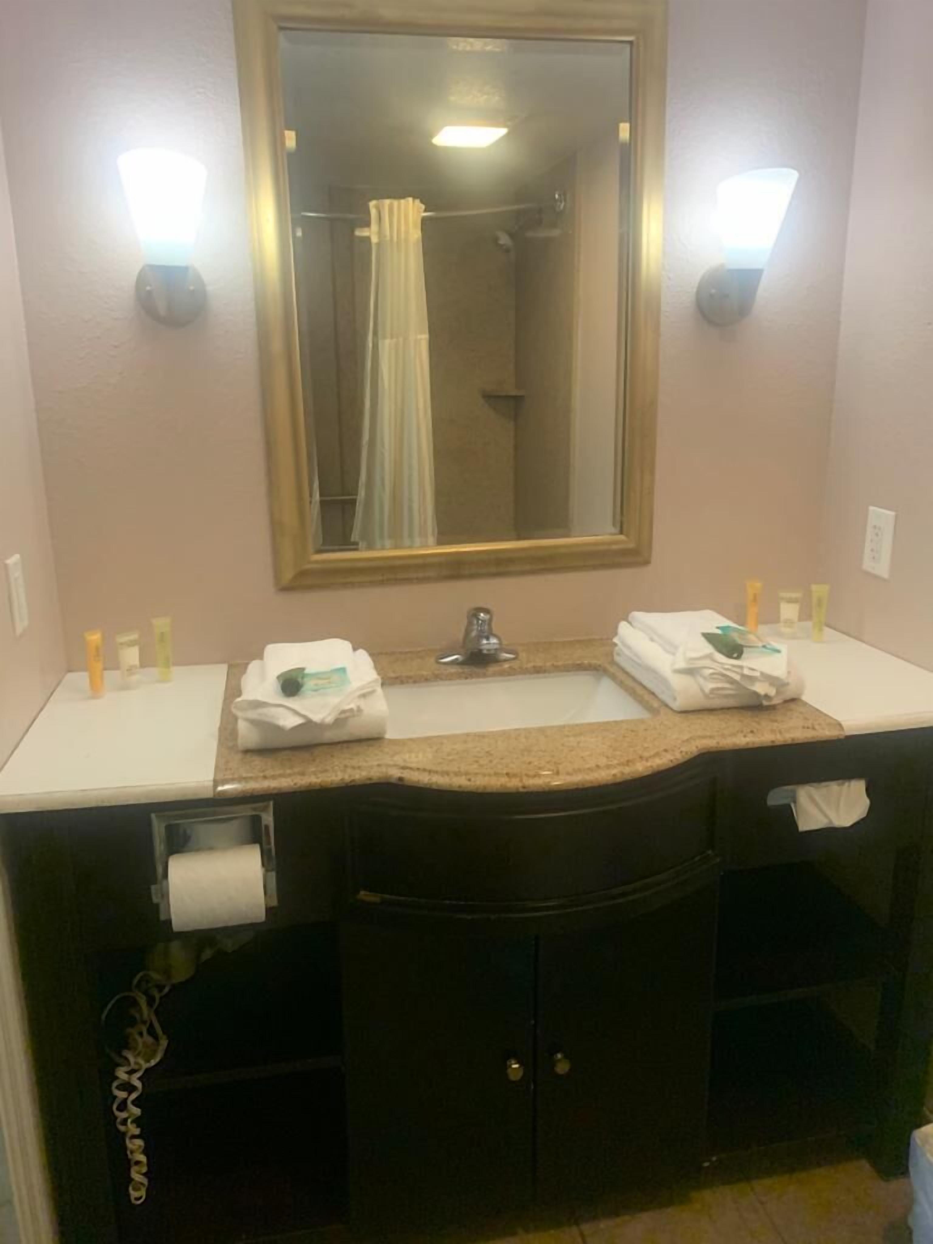 Standard Room, 1 King Bed | Bathroom