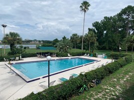 Una piscina al aire libre