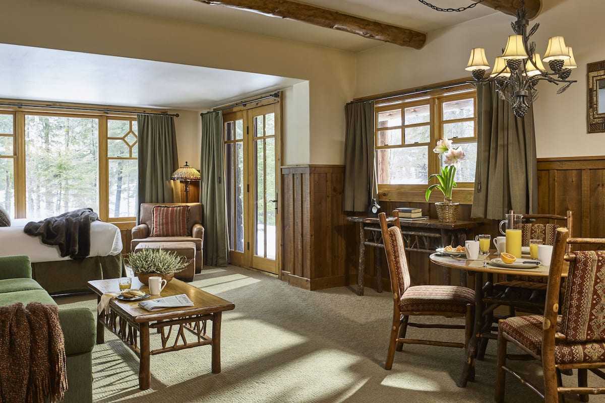 Junior kamer, 1 slaapkamer | 1 slaapkamer, luxe beddengoed, een kluis op de kamer, een bureau