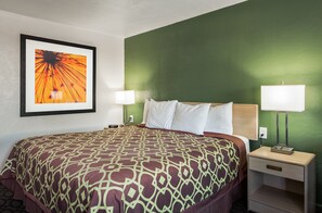 Rom – standard, 1 kingsize-seng, ikke-røyk | Skrivebord, blendingsgardiner, lydisolert og strykejern/-brett