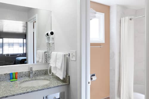 Standard Room, 1 King Bed, Non Smoking | Bathroom