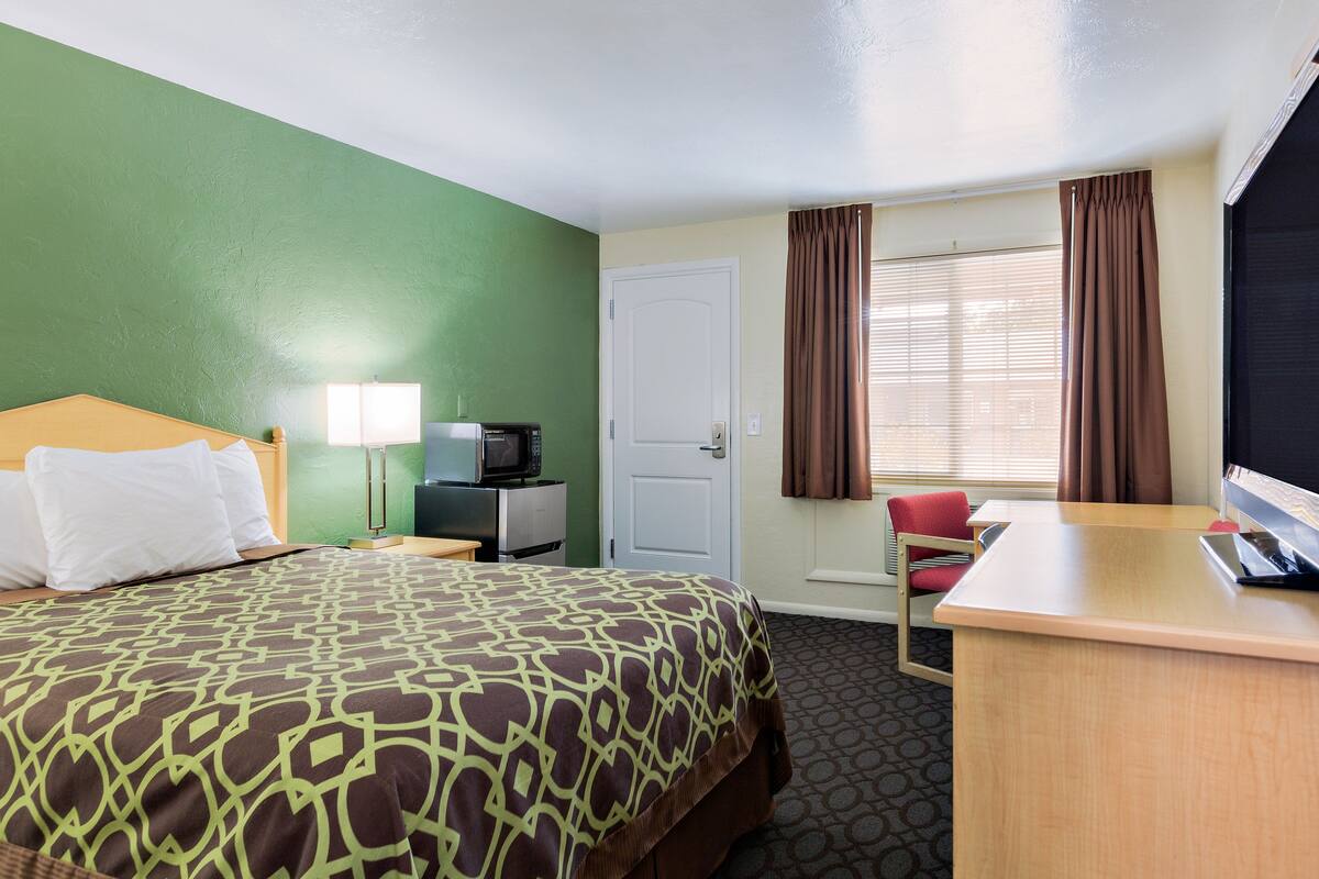 Standard Room, 1 Queen Bed, Non Smoking | Desk, blackout drapes, soundproofing, iron/ironing board