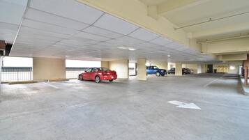Un estacionamiento interior con pisos de concreto y azulejos blancos en el techo.