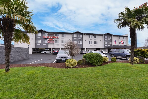 Front of property - Clackamas Inn & Suites (Clackamas)