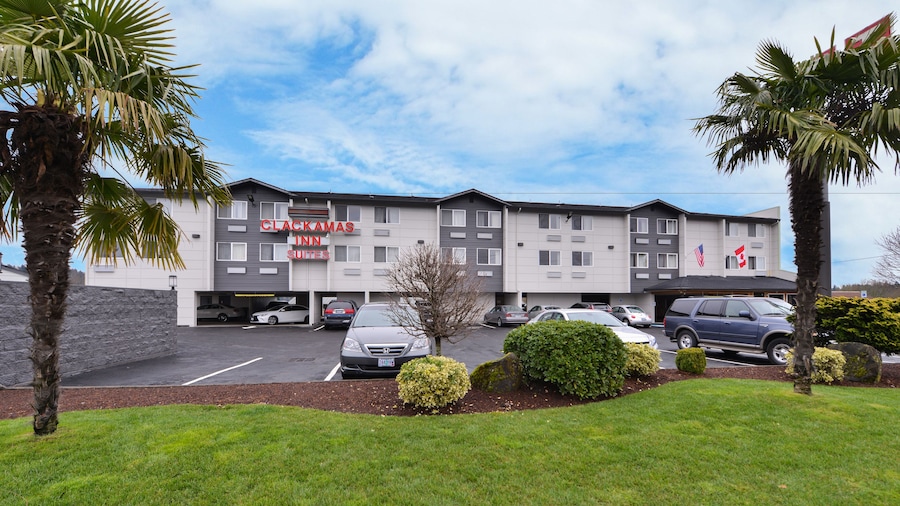 Clackamas Inn & Suites