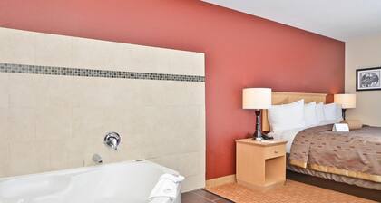 Clackamas Inn & Suites