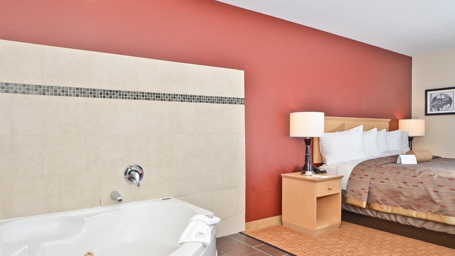 Clackamas Inn & Suites