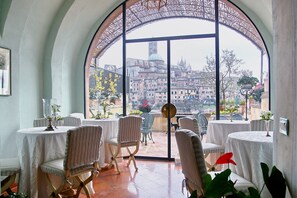 Desayuno continental gratuito y diario