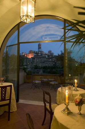 20 吋LCD 電視連數碼電視頻道、電視、書籍