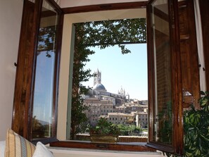 高級寢具、迷你吧、房內夾萬、書桌