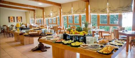 Ein reichhaltiges Buffet mit verschiedenen Speisen und rustikalen Holzeinrichtung.