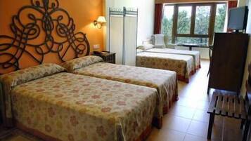 Habitación familiar | Minibar, caja fuerte, decoración individual y mobiliario individual