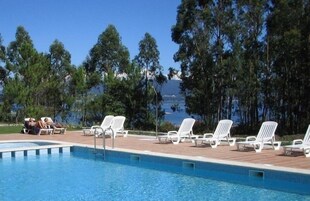 Una piscina al aire libre (de 10:00 a 20:00), tumbonas