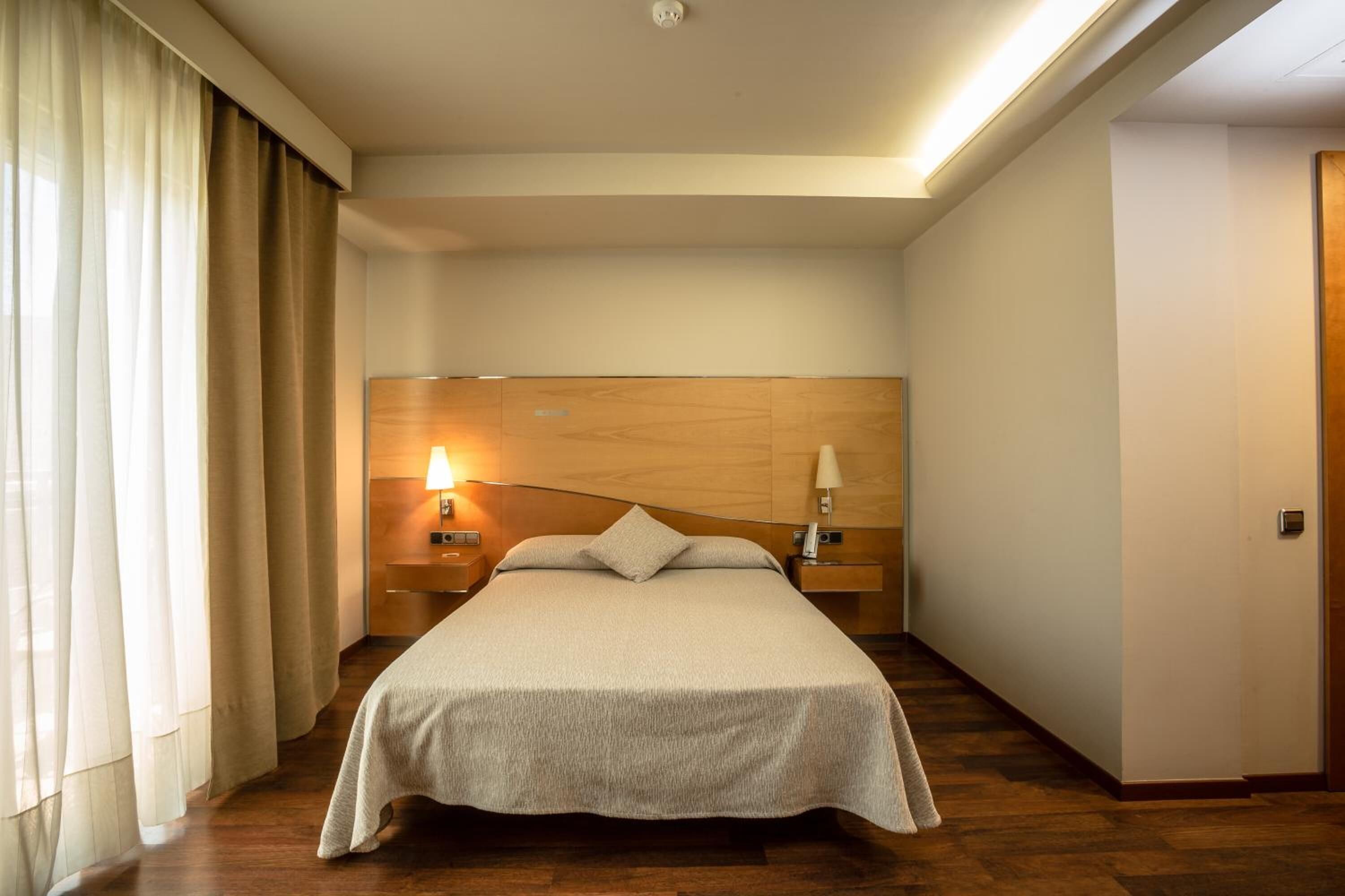 desk, soundproofing, rollaway beds, free wifi